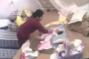 Clip: Trẻ hơn một tháng tuổi bị nữ giúp việc bạo hành