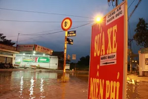 'Biệt đội' sửa xe ngập nước miễn phí ở TP.HCM