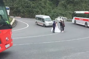 Cô dâu chú rể 'liều mạng' chụp hình cưới giữa đường đèo