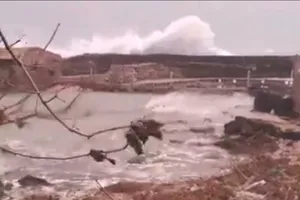 Sóng biển và gió đang giật dữ dội tại huyện đảo Phú Quý