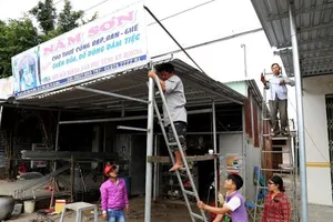 Người dân Cà Mau 'căng mình' chống bão Tembin