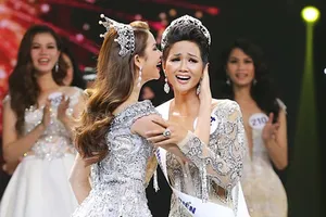 H'Hen Niê đăng quang Hoa hậu Hoàn vũ Việt Nam 2017