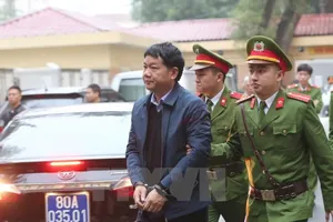 Ảnh: Ông Đinh La Thăng và đồng phạm bị dẫn giải ra tòa