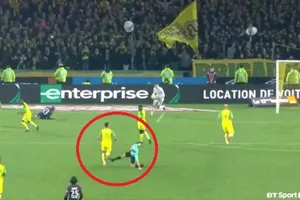 Hài hước: Bị đẩy ngã, trọng tài đá vào chân cầu thủ 