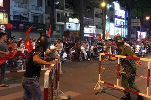 TP.HCM phong tỏa đường,giải tán người ăn mừng quá khích