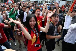 Cổ động viên vỡ òa khi Quang Hải ghi bàn cho U23 VN