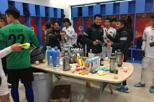 Cầu thủ U23 Việt Nam ăn mừng trong phòng thay đồ