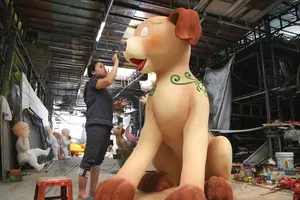 Gia đình nhà chó chuẩn bị xuống đường hoa Nguyễn Huệ