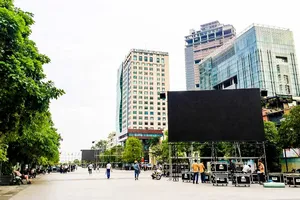 Lắp đặt xong 10 màn hình 'khủng' ở phố đi bộ Nguyễn Huệ