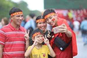 Cả gia đình xuống phố 'tiếp lửa' cho U-23 Việt Nam