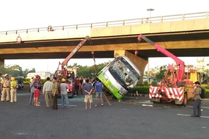 Gần chục người kêu cứu trong xe khách bị lật