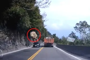 Tài xế thoát chết khi tảng đá lớn rơi trước mũi xe
