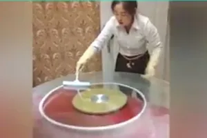 Khi nhân viên xem việc lau dọn bàn là... nghệ thuật