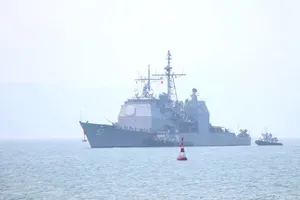 Tàu hộ tống của hải quân Mỹ đang tiến vào cảng Tiên Sa