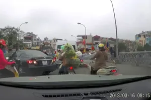 Clip: Nữ tài xế quay đầu ô tô trên cầu ở Hà Nội