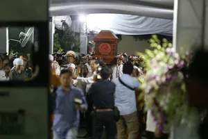 Người dân Củ Chi xếp hàng dài tiễn bác Sáu Khải