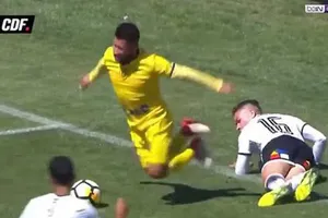 Clip: Pha ăn vạ lộ liễu nhất trong bóng đá