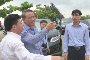 Bí thư Đà Nẵng yêu cầu gỡ hàng rào chặn lối xuống biển