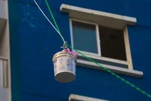 Cư dân Carina chế ròng rọc chuyển đồ từ trên cao xuống