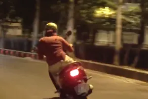 Cô gái chạy xe máy ôm cua như tay đua thứ thiệt