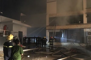 Cháy xưởng bánh khoảng 2.000 m2 ở Bình Tân