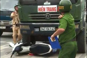 Clip: Xe tải tông nát xe cảnh sát giao thông ở Hải Phòng