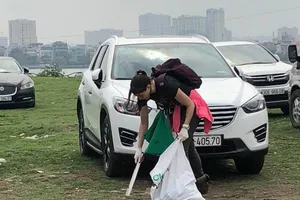 2 người nước ngoài nhặt rác tại Phủ Tây Hồ, Hà Nội