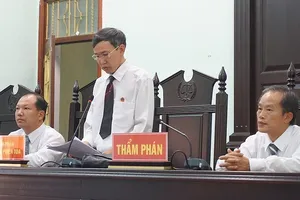 Giây phút 5 bị cáo được tuyên trắng án trong vụ cưa cây gỗ khô