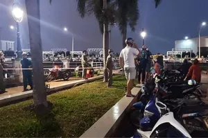 Sát người đàn ông đã được đưa lên bờ