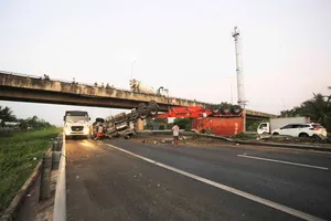 Xe đầu kéo lật ngang chắn ngang tuyến cao tốc TP.HCM Trung Lương