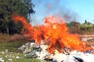 Tiêu hủy trên 65.000 gói thuốc lá nhập lậu