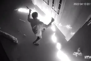 Xử lý đối tượng phóng hỏa, tấn công hàng xóm lúc nửa đêm 