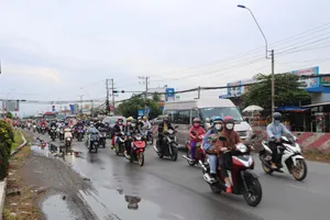 Dòng người đổ xô kéo về Miền tây qua địa phận tỉnh Long An