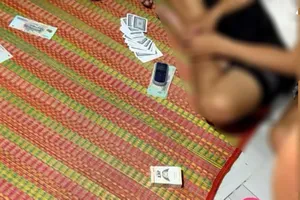 Các đối tượng đang chơi bài ăn tiền