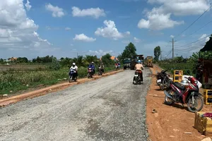 Khắc phục nhanh đường lầy lội ở lộ tỉnh 817