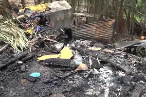 2 căn nhà bị cháy rụi vào lúc nửa đêm