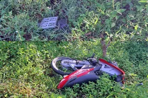 Thi thể nam thanh niên phân hủy cạnh xe máy ở Long An