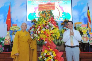 Lãnh đạo tỉnh Long An tham dự, chúc mừng đại lễ Phật đản