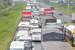 Xe cấp cứu hú còi “ bất lực ” vì bị chiếm làn khẩn cấp