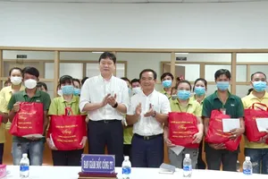 Bí thư tỉnh ủy Long An tặng quà cho công nhân lao động