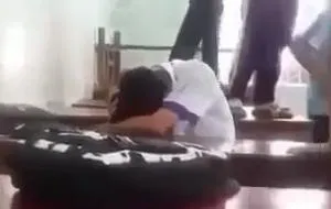 Một học sinh lớp 8 bị bạn học đánh hội đồng vì nhìn thấy bạn nữ hút thuốc 