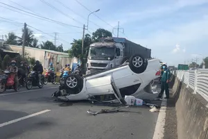 Xe ô tô đã bị lật ngửa