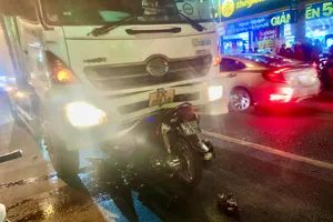 Vượt đèn đỏ, đâm trực diện vào xe tải nam thanh niên may mắn thoát chết 