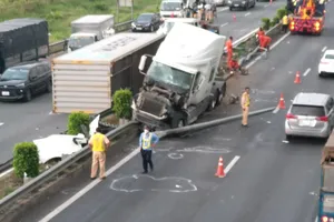 Container lật cao tốc gây kẹt xe gần 10km