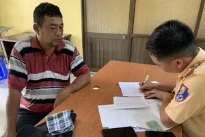 Công An xử phạt tài xế xe tải cầm dao dọa tài xế xe cứu thương