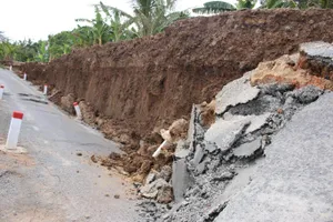 Sạt lở nghiêm trọng tuyến đường cặp sông Vàm Cỏ Tây