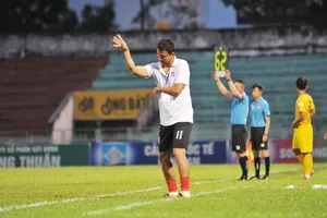 Anh Đức mang chiến thắng thứ 2 cho Long An trong vai trò chỉ đạo