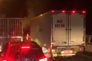 Xe tải bốc cháy trên cao tốc thành phố Hồ Chí Minh - Trung Lương, gây ùn tắc hơn 2km