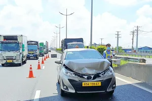 3 ô tô va chạm liên hoàn trên cao tốc TP.HCM - Trung Lương, khiến nhiều người hú vía