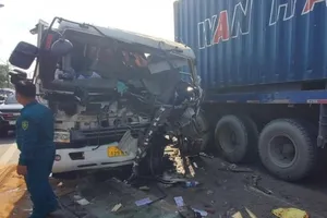 Va chạm giữa 2 xe container, khiến một tài xế bị gãy chân